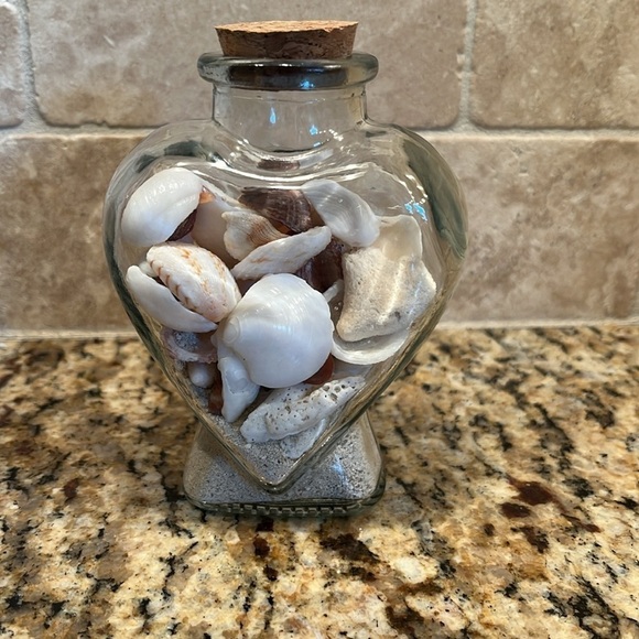 ๐ Decorative Sea Shells and Sand Art in Adorable Glass Heart with Cork Lid - Picture 2 of 10